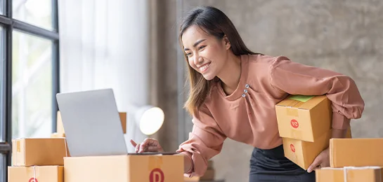 Women doing her business banking online.