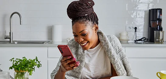 Women applying to a mortgage on her mobile phone.